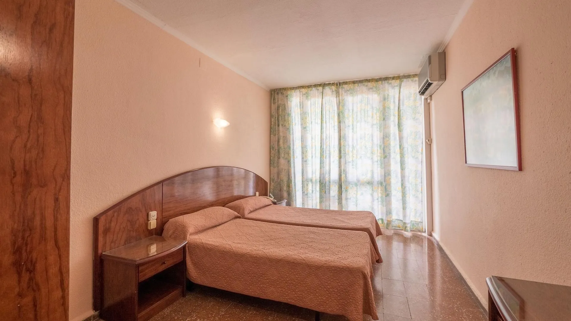 Hotel Checkin Garbí Calella 3*,